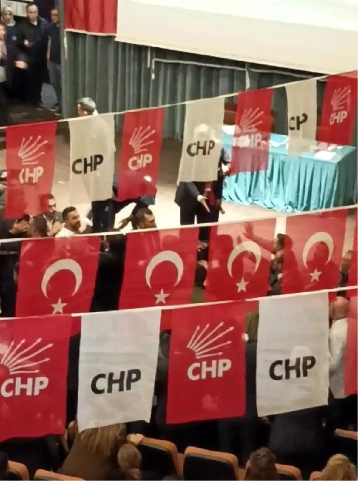chp kongresinde kavga cikti IzbdUgeL.jpg