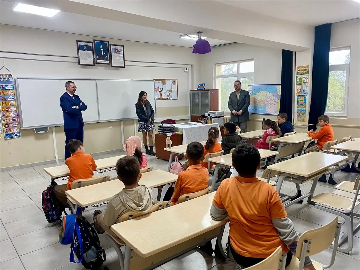 pinarhisar kaymakami enver ozderin ogrencilerle bulustu QLZPKnbM.jpg