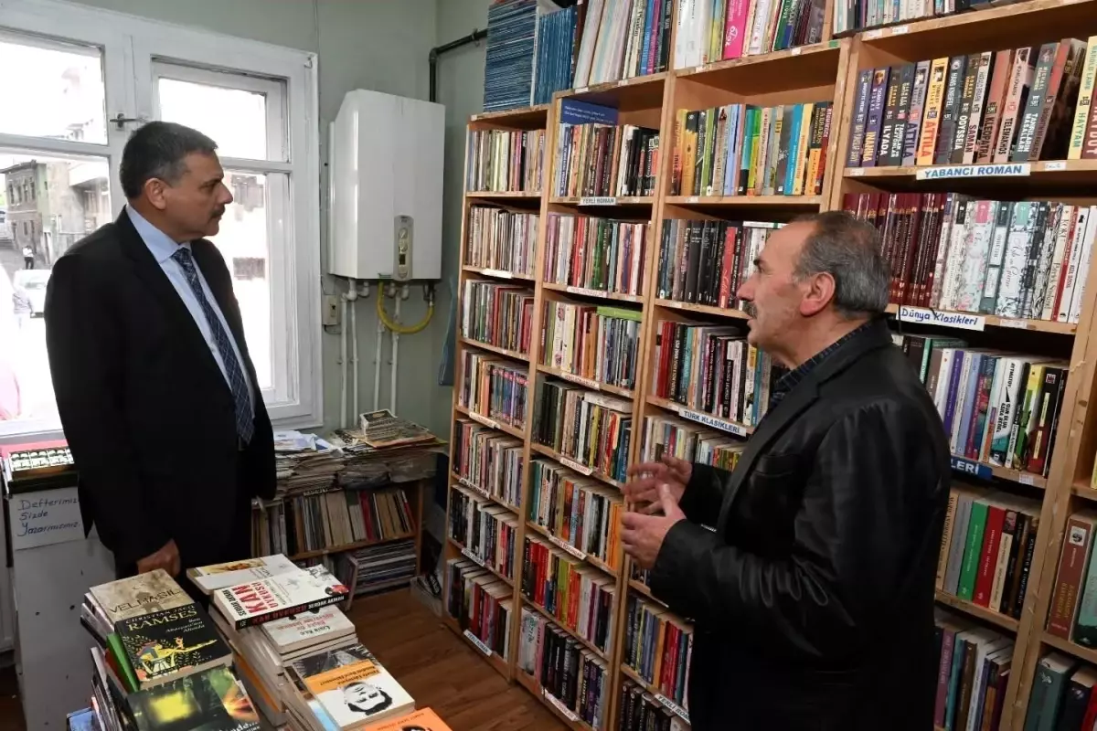 vali mustafa ciftci insirah sahaf ve kitabevinde kitapseverlerle bulustu znS6BGSx