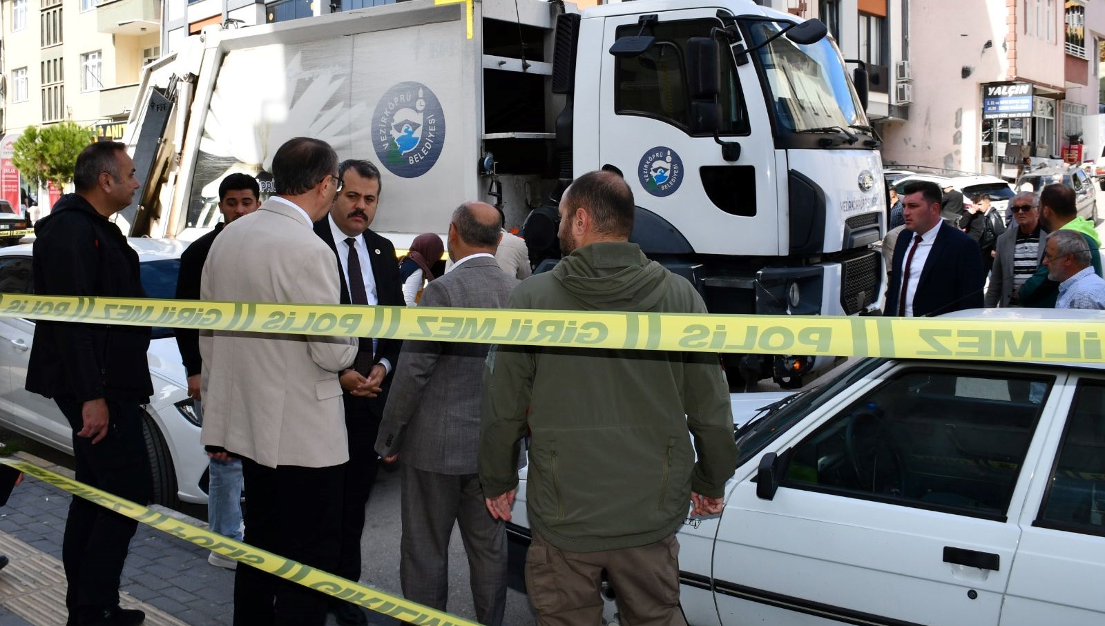 yasli adam cop kamyonunun altinda kaldi qVxzR943.jpg