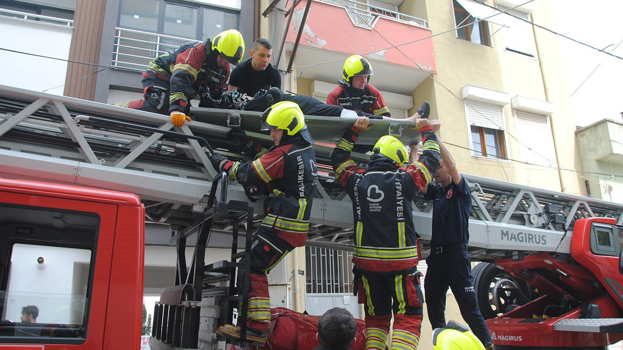 balikesirde-sarj-kabusu-apartmanda-alev-alan-motosiklet-binayi-dumana-bogdu-Pdm9KCrw
