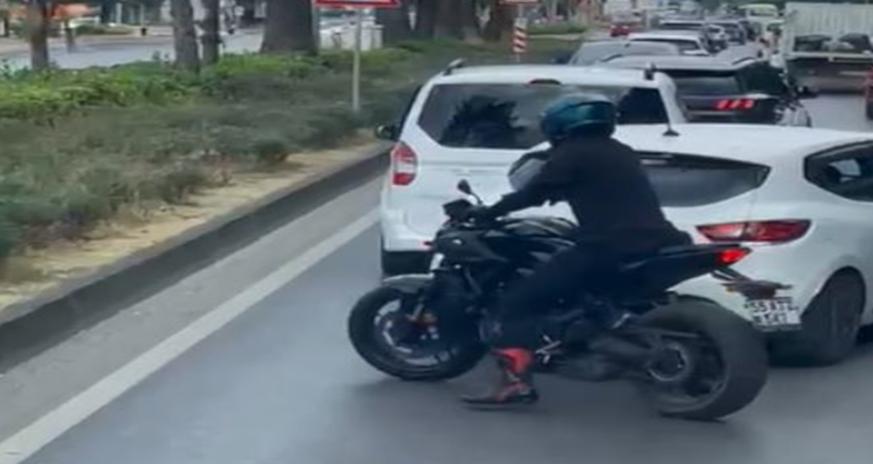 Motosiklet surucusu vakaya giden itfaiye aracina yolu acti ekffKx8l
